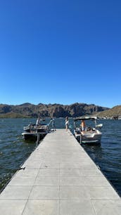 Disfruta de un día sin preocupaciones en el lago Saguaro con el Capitán Sheldon en un nuevo bote de vela de 2024