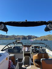 Disfruta de un día sin preocupaciones en el lago Saguaro con el Capitán Sheldon en un nuevo bote de vela de 2024