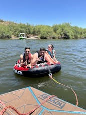 Profitez d'une journée sans soucis au lac Saguaro avec le capitaine Sheldon à bord d'un nouveau wakeboat 2024