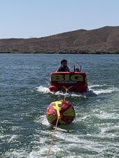 Incrível barcaça de festas Sun Tracker 20DLX 2018 no lago Havasu