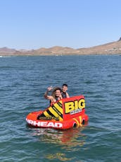 Incrível barcaça de festas Sun Tracker 20DLX 2018 no lago Havasu