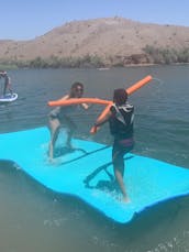 Incrível barcaça de festas Sun Tracker 20DLX 2018 no lago Havasu