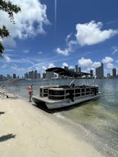 Alugue este barco flutuante de 24 pés para um ótimo dia em Miami!