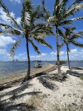 Alugue este barco flutuante de 24 pés para um ótimo dia em Miami!