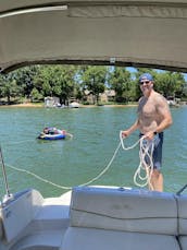 Lake Norman-Sea Ray Sundeck de 24 pieds avec capitaine à Cornelius, en Caroline du Nord