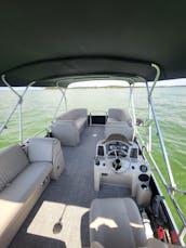 Qwest 822 Lani Pontoon for Rent at Lake Bridgeport & Lake Ray Roberts