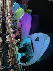 Encontro noturno do Glow Pedal Boat na Baía de San Diego! Ideia única de encontro para casais!