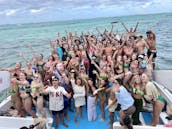 Escapada de la Hora Dorada en Punta Cana a bordo de un megayate de 63 pies