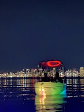 Encontro noturno do Glow Pedal Boat na Baía de San Diego! Ideia única de encontro para casais!