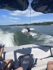 Profitez du lac avec ce superbe bateau