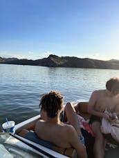 Disfruta de un día sin preocupaciones en el lago Saguaro con el Capitán Sheldon en un nuevo bote de vela de 2024