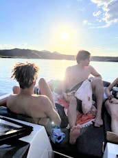 Disfruta de un día sin preocupaciones en el lago Saguaro con el Capitán Sheldon en un nuevo bote de vela de 2024