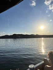 Disfruta de un día sin preocupaciones en el lago Saguaro con el Capitán Sheldon en un nuevo bote de vela de 2024