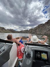 Disfruta de un día sin preocupaciones en el lago Saguaro con el Capitán Sheldon en un nuevo bote de vela de 2024