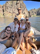 Disfruta de un día sin preocupaciones en el lago Saguaro con el Capitán Sheldon en un nuevo bote de vela de 2024