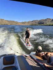 Disfruta de un día sin preocupaciones en el lago Saguaro con el Capitán Sheldon en un nuevo bote de vela de 2024