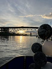 Pontón de lujo sobre el agua para 8 personas para una fiesta de barbacoa en False Creek de Vancouver