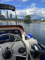 Pontón de lujo sobre el agua para 8 personas para una fiesta de barbacoa en False Creek de Vancouver