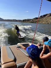 Disfruta de un día sin preocupaciones en el lago Saguaro con el Capitán Sheldon en un nuevo bote de vela de 2024