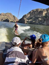 Disfruta de un día sin preocupaciones en el lago Saguaro con el Capitán Sheldon en un nuevo bote de vela de 2024