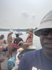 Fun in the sun in Pewaukee, Wisconsin with Suntracker Pontoon