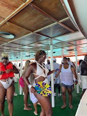 Crucero en catamarán de 85 pies con bebidas, comida y tobogán acuático en Cancún, México