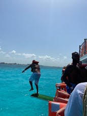 Crucero en catamarán de 85 pies con bebidas, comida y tobogán acuático en Cancún, México