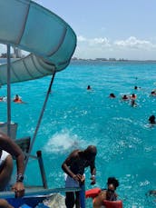 Crucero en catamarán de 85 pies con bebidas, comida y tobogán acuático en Cancún, México