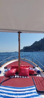 Excursion en bateau privé autour de l'île de Capri avec un gozzo classique