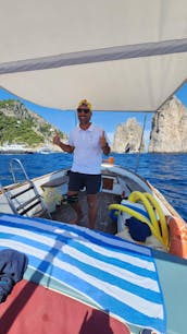 Excursion en bateau privé autour de l'île de Capri avec un gozzo classique