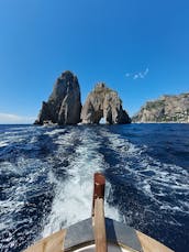 Excursion en bateau privé autour de l'île de Capri avec un gozzo classique