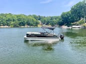 Enjoy Lake Norman w/ this Luxury Boat (Driver Included👨‍✈️) 