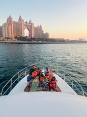 Yacht Majesty de luxe de 65 pieds à Dubaï pour fêtes et événements — Jusqu'à 30 personnes