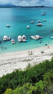 ISLA PICACOS Y PALOMINO. BARCO BLANCO GRADY DE 30 PIES