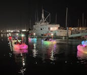 Encontro noturno do Glow Pedal Boat na Baía de San Diego! Ideia única de encontro para casais!