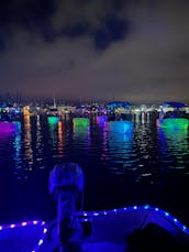 Encontro noturno do Glow Pedal Boat na Baía de San Diego! Ideia única de encontro para casais!