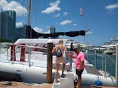 O barco de festa em catamarã (máximo de 49) inclui: 1 capitão, 1 companheiro e 1 barman