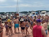 Disfrute de un día divertido en el lago Norman con barcos de lujo (conductor incluido) BYOB