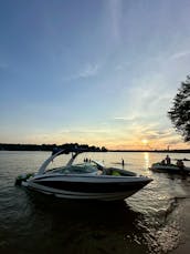 Desfrute de um dia divertido no Lago Norman com barcos de luxo (motorista incluído) POR OB