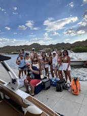 Disfruta de un día sin preocupaciones en el lago Saguaro con el Capitán Sheldon en un nuevo bote de vela de 2024