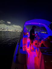 Visite de la ville de Miami en yacht privé Monterey de 31 pieds, vue magnifique sur la rivière, sans frais supplémentaires.