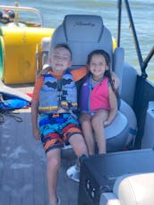 Coops. Cruisers Serving Lake Lewisville | Bentley 220 Elite Admiral Pontoon