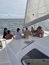 Catamarã de 48 pés navegando na Baía de Biscayne. Festa, Cura sonora, Wingfoil