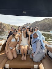 Disfruta de un día sin preocupaciones en el lago Saguaro con el Capitán Sheldon en un nuevo bote de vela de 2024