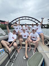 Festeje Tritoon no Lago Austin com mesa de Beer Pong, Lily Pad e muito mais — 14 convidados!