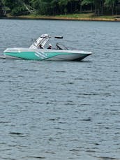 ¡No te conformes con menos! ¡SURFEA con los mejores! - Bote de surf ATX de 24 pies en el lago Keowee 