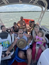 Escapadinha de um dia divertido! Capitão incluído! Barco a jato bimotor de 24 pés 360hp