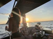 Sun Tracker de 24 pés - Pontoon Vibes no Lago Lewisville — Diversão de fim de semana e noite