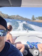 Explore el lago Folsom con estilo con un barco Sanger de 21 pies