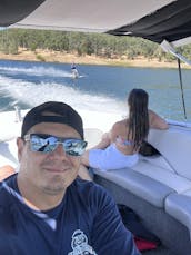 Explore el lago Folsom con estilo con un barco Sanger de 21 pies